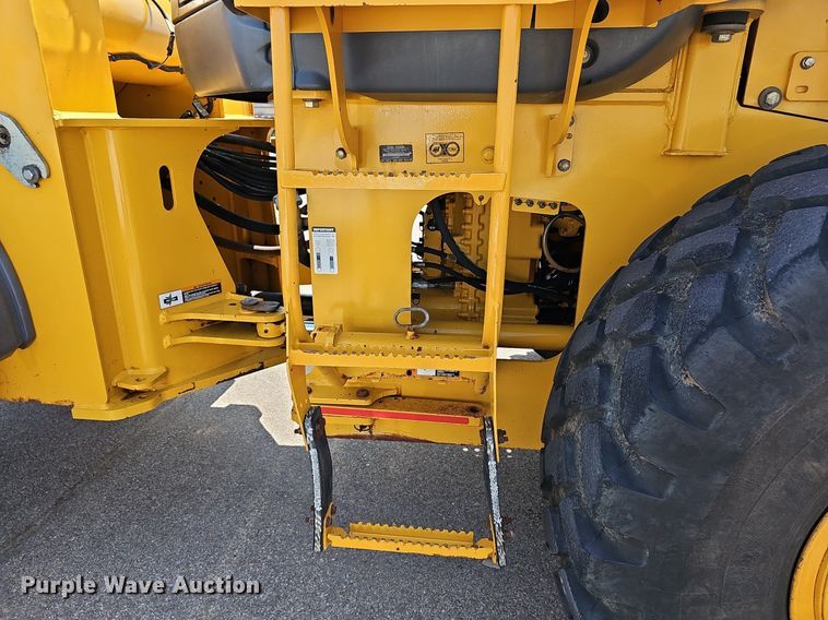 image for item DN8673 2005 John Deere 624J wheel loader