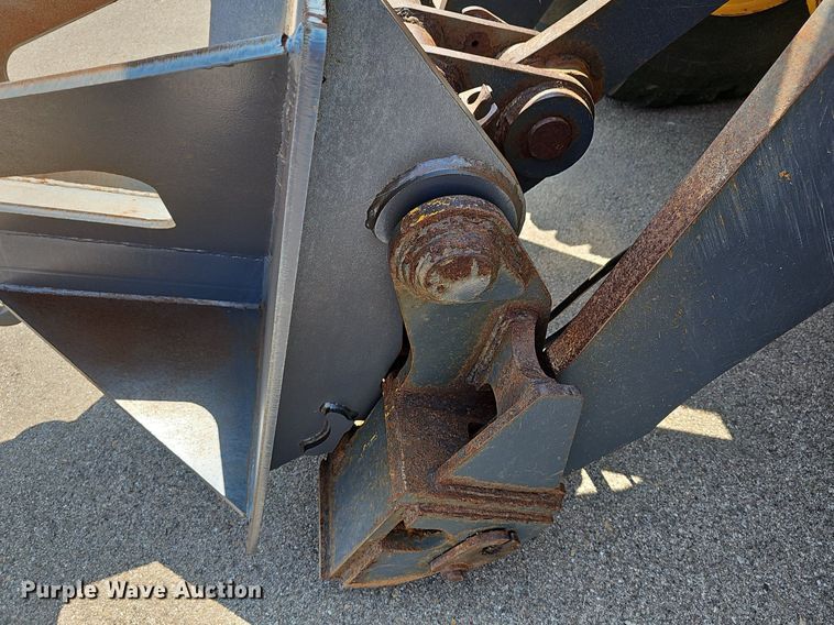 image for item DN8673 2005 John Deere 624J wheel loader