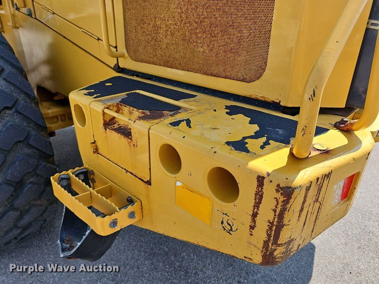 image for item DN8673 2005 John Deere 624J wheel loader