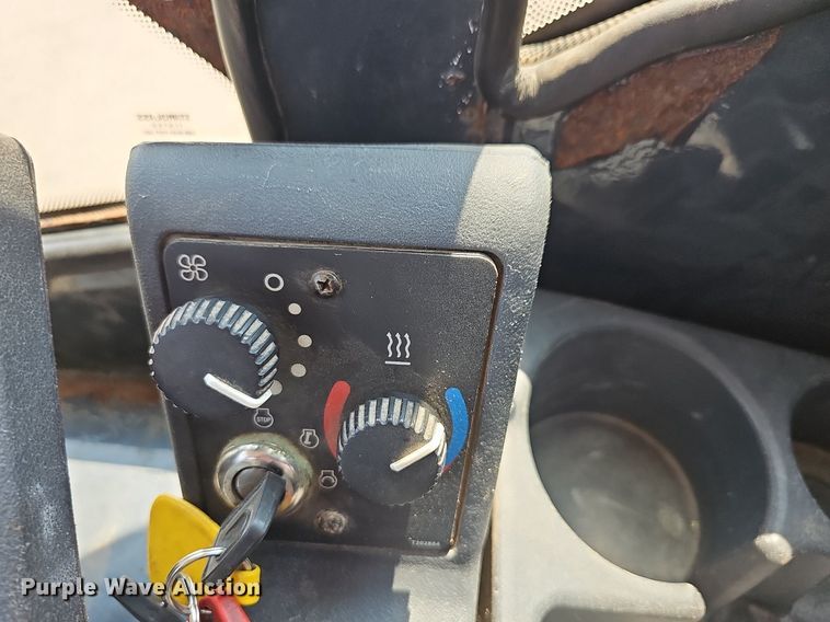 image for item DN8673 2005 John Deere 624J wheel loader