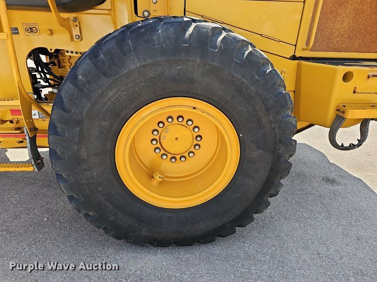 image for item DN8673 2005 John Deere 624J wheel loader