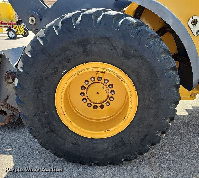 image for item DN8673 2005 John Deere 624J wheel loader