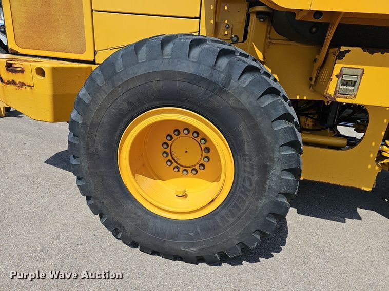 image for item DN8673 2005 John Deere 624J wheel loader