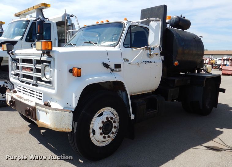 image for item DN8685 1988 GMC C6000 oil distributor truck