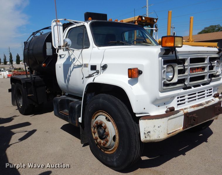 image for item DN8685 1988 GMC C6000 oil distributor truck