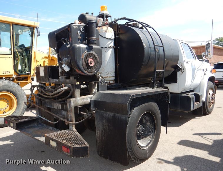 image for item DN8685 1988 GMC C6000 oil distributor truck