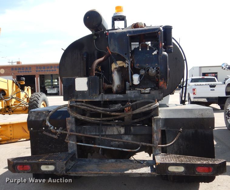 image for item DN8685 1988 GMC C6000 oil distributor truck