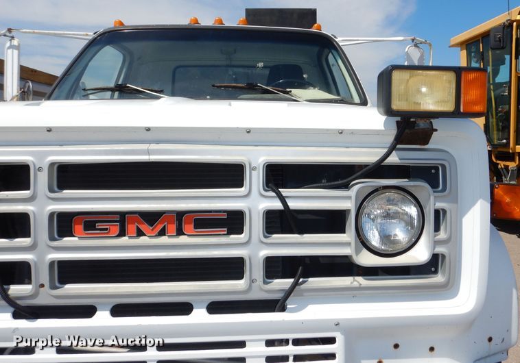 image for item DN8685 1988 GMC C6000 oil distributor truck