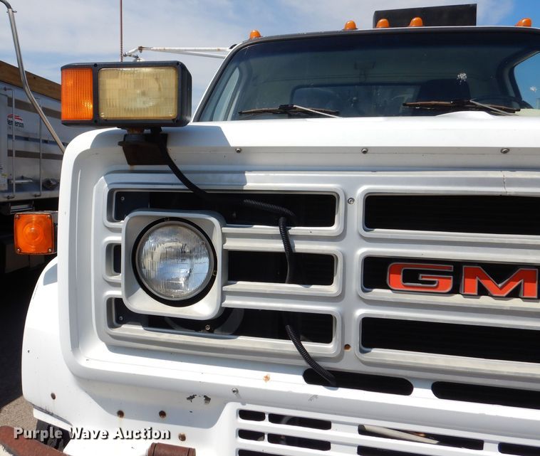 image for item DN8685 1988 GMC C6000 oil distributor truck