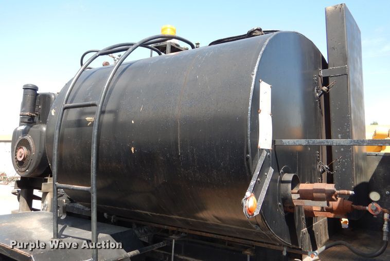 image for item DN8685 1988 GMC C6000 oil distributor truck