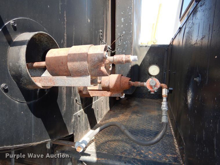 image for item DN8685 1988 GMC C6000 oil distributor truck