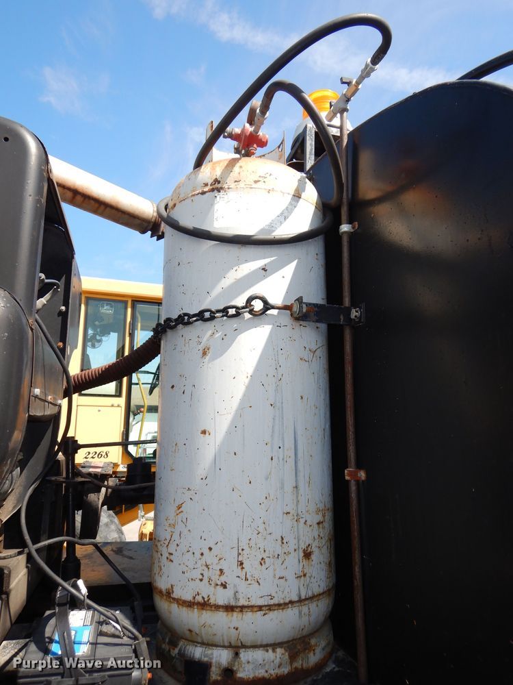 image for item DN8685 1988 GMC C6000 oil distributor truck