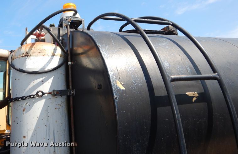 image for item DN8685 1988 GMC C6000 oil distributor truck