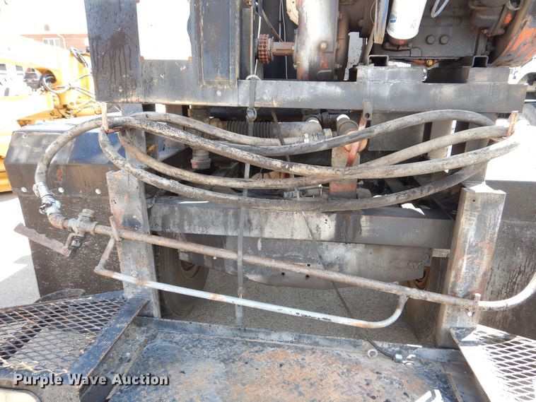 image for item DN8685 1988 GMC C6000 oil distributor truck