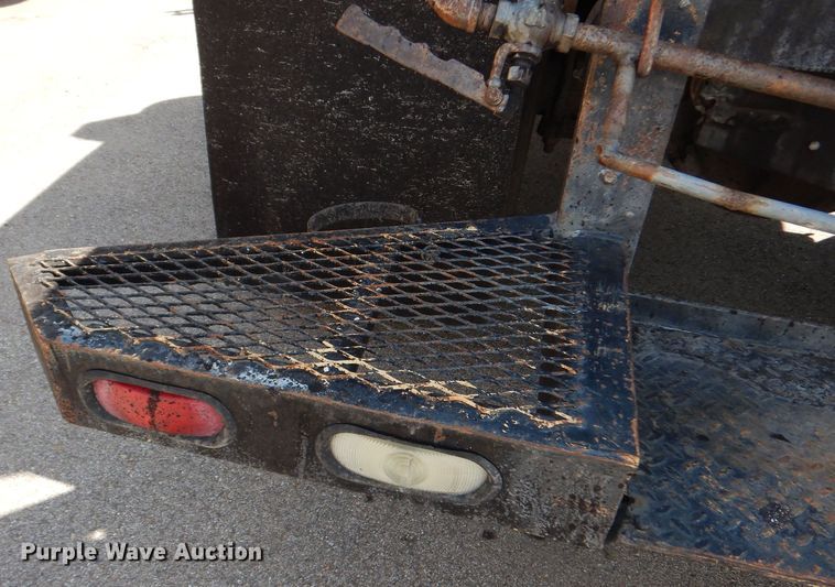 image for item DN8685 1988 GMC C6000 oil distributor truck