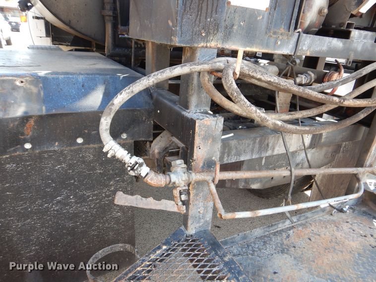 image for item DN8685 1988 GMC C6000 oil distributor truck