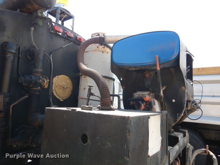 image for item DN8685 1988 GMC C6000 oil distributor truck