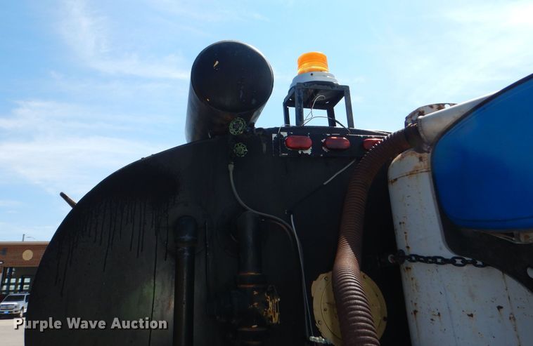 image for item DN8685 1988 GMC C6000 oil distributor truck