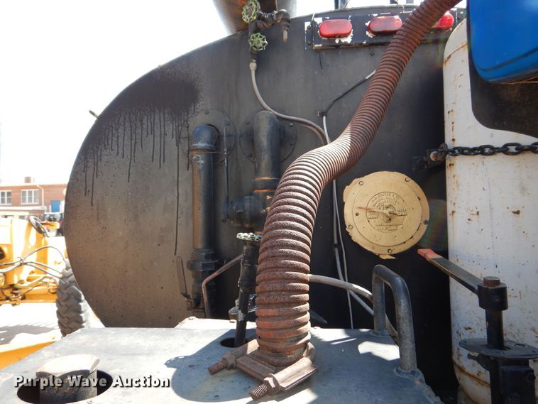 image for item DN8685 1988 GMC C6000 oil distributor truck