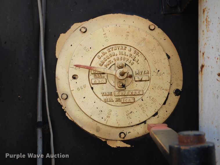 image for item DN8685 1988 GMC C6000 oil distributor truck