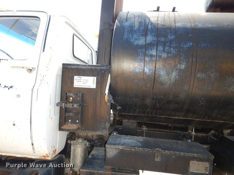 image for item DN8685 1988 GMC C6000 oil distributor truck