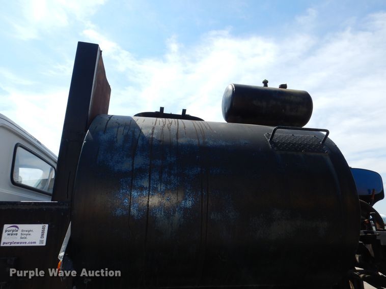 image for item DN8685 1988 GMC C6000 oil distributor truck