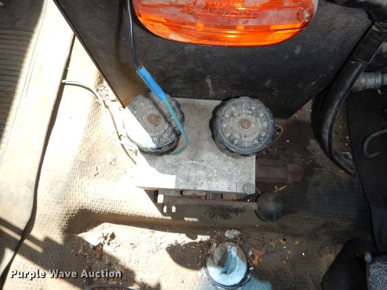 image for item DN8685 1988 GMC C6000 oil distributor truck