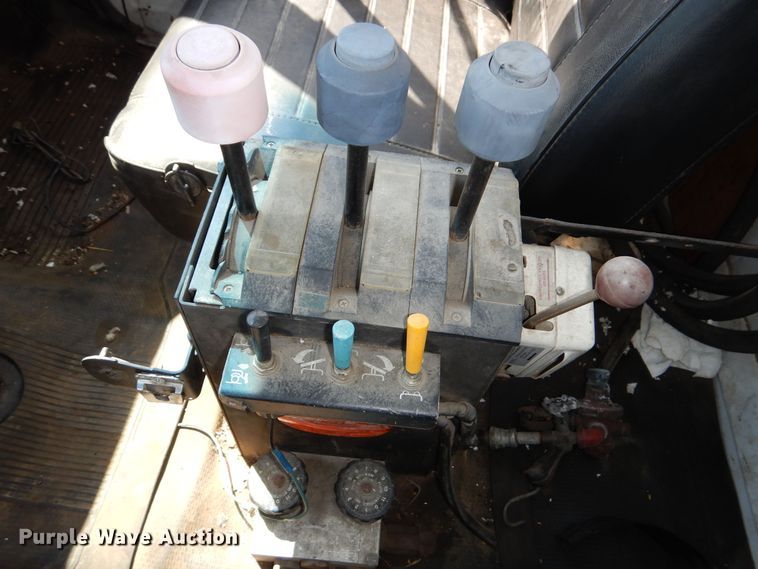 image for item DN8685 1988 GMC C6000 oil distributor truck