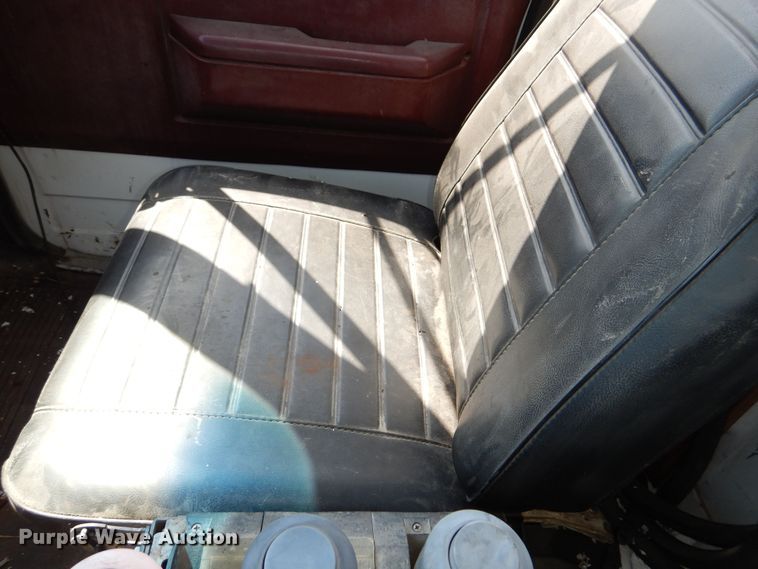 image for item DN8685 1988 GMC C6000 oil distributor truck