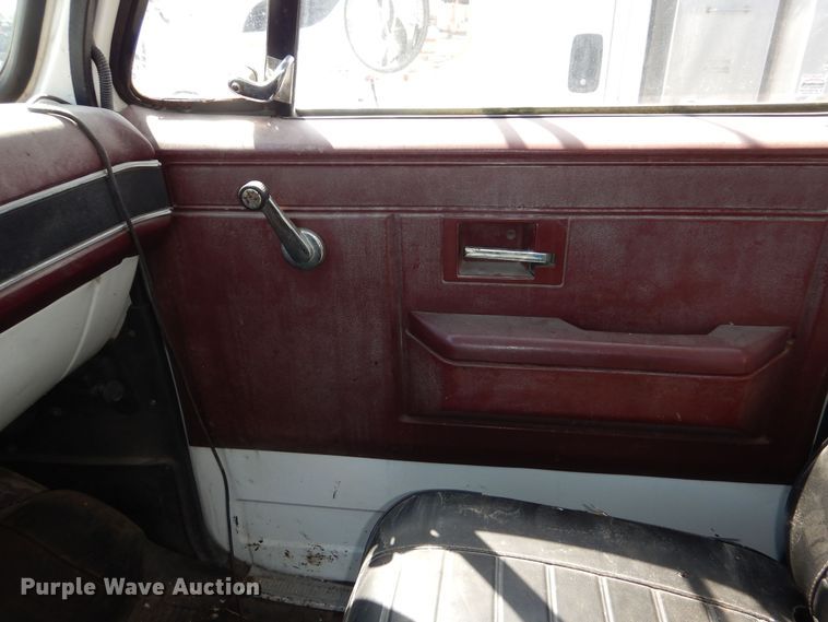 image for item DN8685 1988 GMC C6000 oil distributor truck