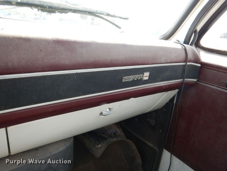 image for item DN8685 1988 GMC C6000 oil distributor truck