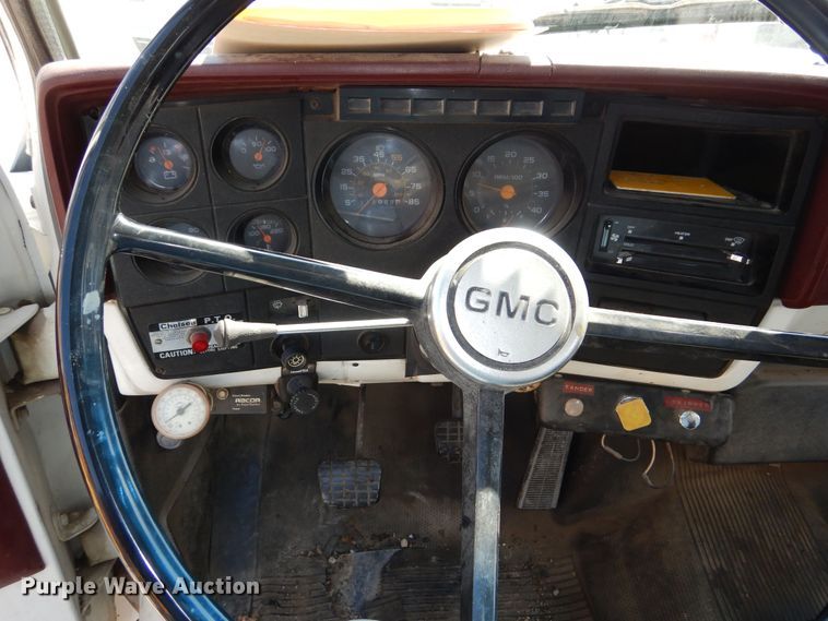 image for item DN8685 1988 GMC C6000 oil distributor truck