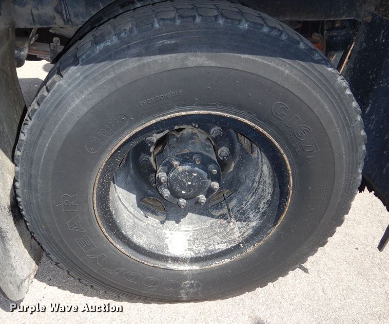 image for item DN8685 1988 GMC C6000 oil distributor truck