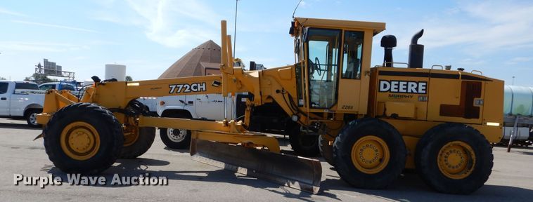 image for item DN8686 2001 John Deere 772CH motor grader