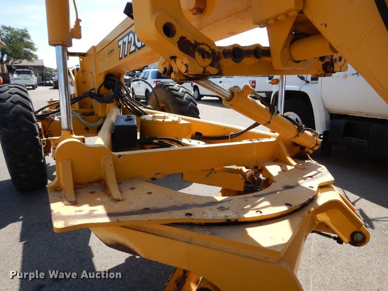 image for item DN8686 2001 John Deere 772CH motor grader