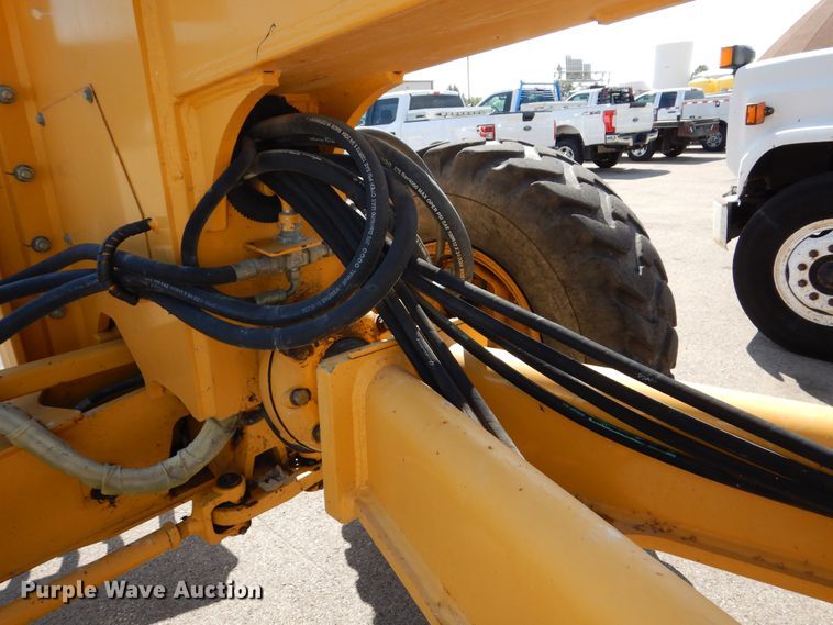 image for item DN8686 2001 John Deere 772CH motor grader