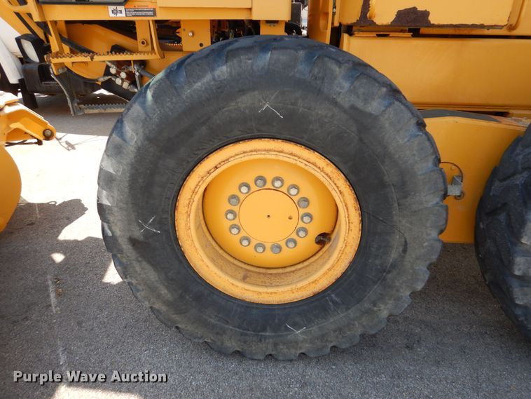 image for item DN8686 2001 John Deere 772CH motor grader