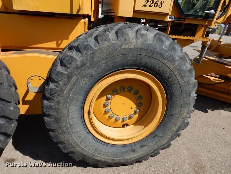 image for item DN8686 2001 John Deere 772CH motor grader