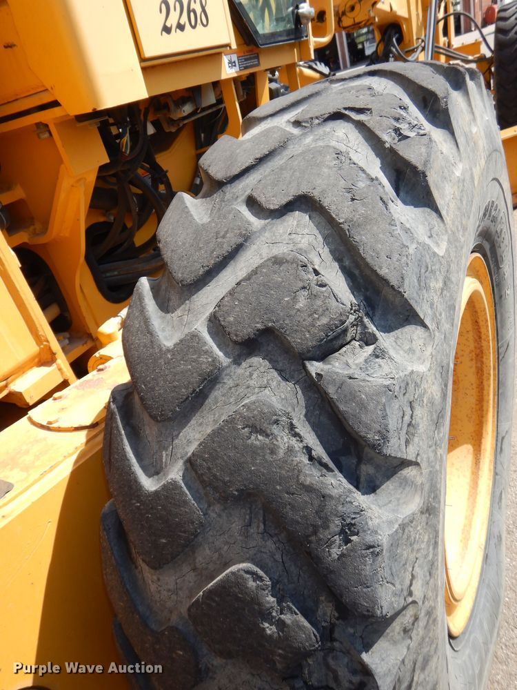 image for item DN8686 2001 John Deere 772CH motor grader