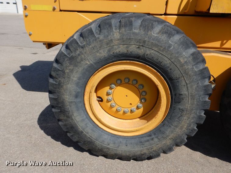 image for item DN8686 2001 John Deere 772CH motor grader