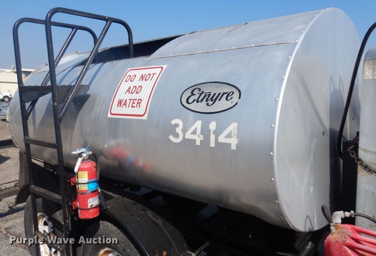 image for item NF9055 2005 Etnyre MU-6  oil distributor trailer