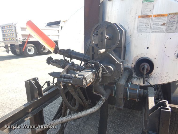 image for item NF9055 2005 Etnyre MU-6  oil distributor trailer