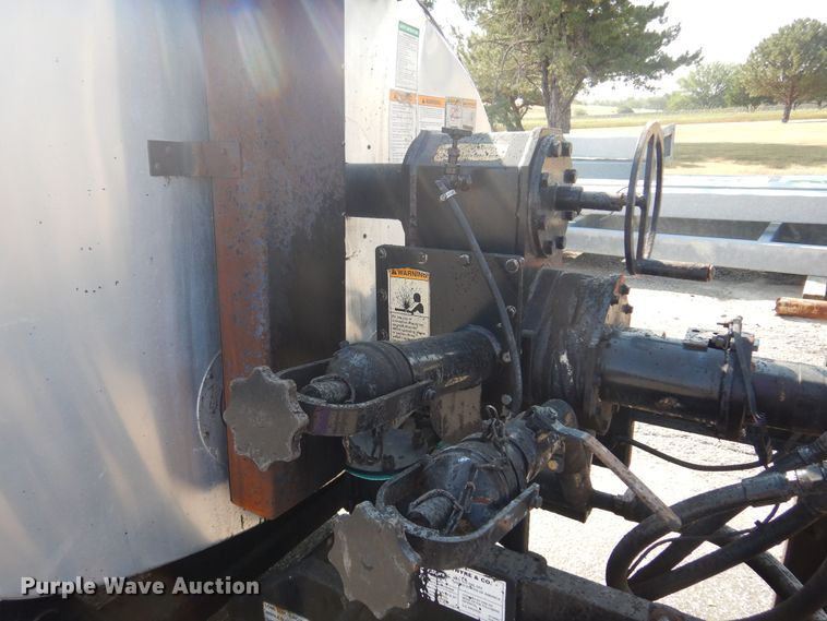 image for item NF9055 2005 Etnyre MU-6  oil distributor trailer