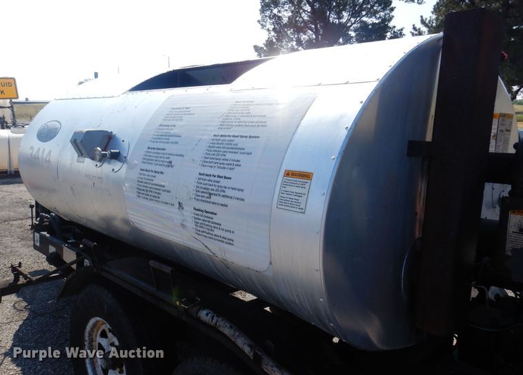 image for item NF9055 2005 Etnyre MU-6  oil distributor trailer