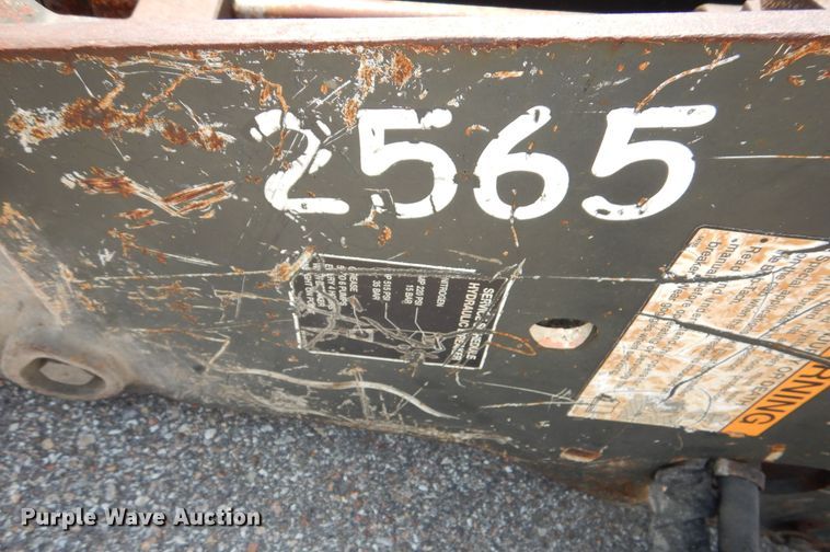 image for item NU9259 Bobcat B950 skid steer breaker