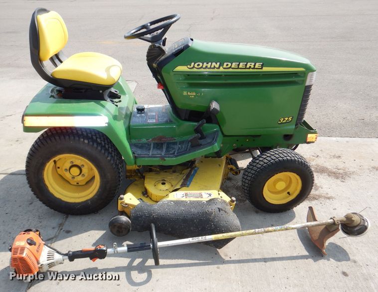 image for item NU9265 2000 John Deere 325 lawn mower