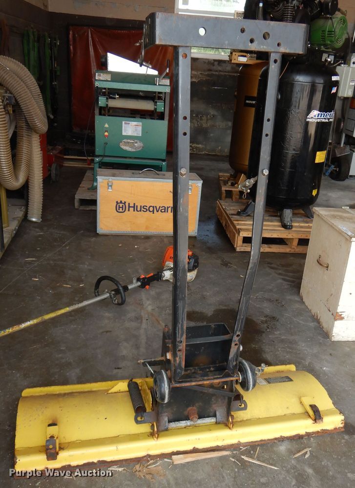 image for item NU9265 2000 John Deere 325 lawn mower