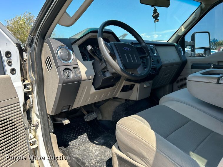 image for item DJ6309 2008 Ford F350 Super Duty XLT  Crew Cab pickup truck