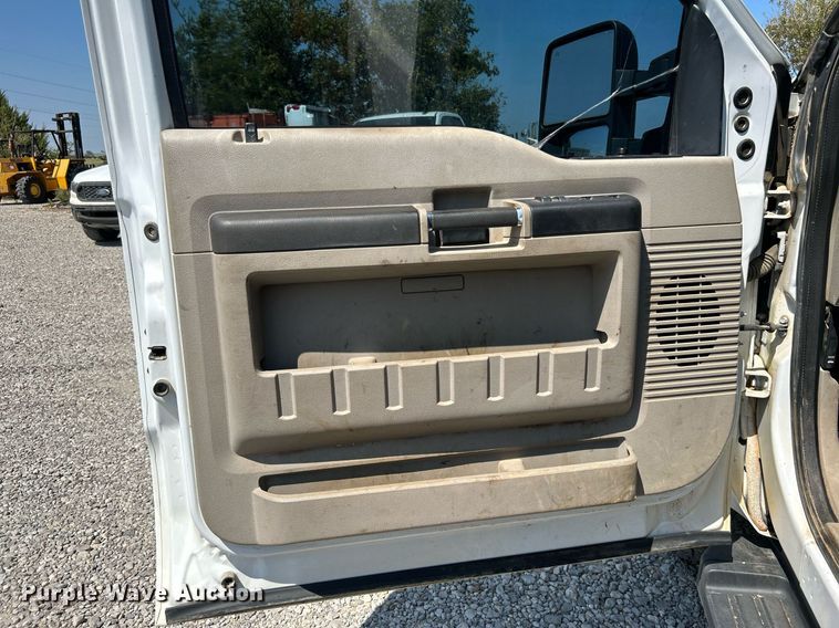 image for item DJ6309 2008 Ford F350 Super Duty XLT  Crew Cab pickup truck