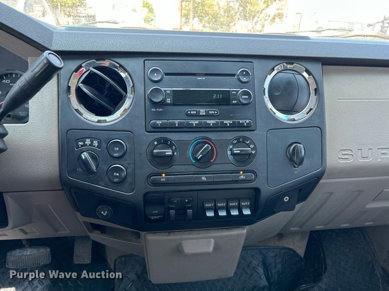 image for item DJ6309 2008 Ford F350 Super Duty XLT  Crew Cab pickup truck